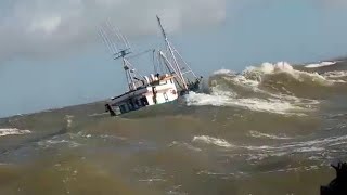 VOCÃŠ TEM CORAGEM ENTÃƒO VEJA O QUE PASSA UM PESCADOR NO MAR [upl. by Paske]